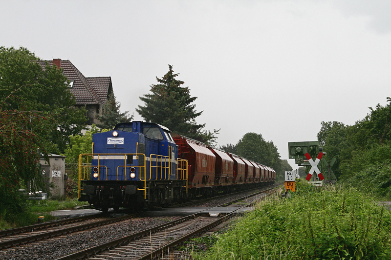 Am 18. Juli 2009 befrdert die Lok 102 der Wincanton Rail einen Zuckerzug von Worms nach Neu Offstein ins dortige Sdzuckerwerk. Die Aufnahme entstand im Wormser Stadtteil Pfiffligheim. Nachdem wir an dieser Stelle rund 2 ½ Stunden auf die Fuhre gewartet haben (Teils sogar bei Sonne), musste es natrlich anfangen zu regnen, als der Zug endlich auf der Bildflche erschien.