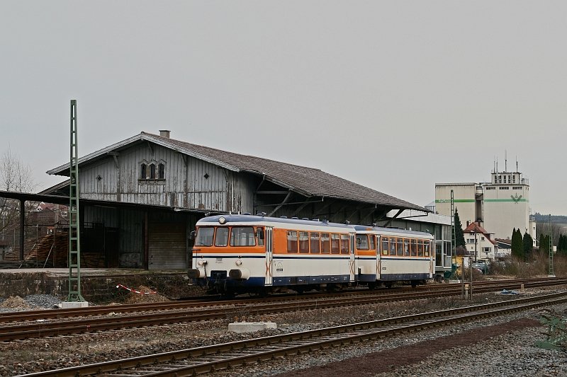 Am 18. Mrz 2009 erreicht der mit dem VS 142 gekoppelte MAN VT 9 aus Aglasterhausen kommend den Zielbahnhof Meckesheim. 