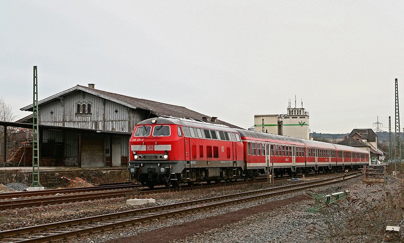 Am 18. Mrz 2009 erreicht die Karlsruher 218 481 mit dem RE 4840 von Heilbronn nach Mannheim den Bahnhof von Meckesheim. Die Lok ist ein echter Exot, denn sie trgt als einzige 218 noch beidseitig die Nebelscheinwerfer.