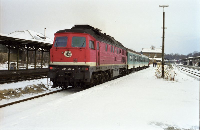 Am 18. November 1998 wartet 234417 in Arnsdorf auf die Weiterfahrt nach Kamenz mit der RB7050.