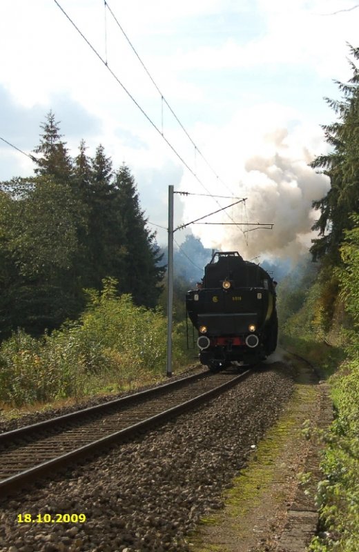 Am 18 Oktober 2009 war die Dampflok 5519 mit dem Mosel-Saar-Express unterwegs. Weil sich im Bhf Saarburg sich keine Drehscheibe befindet, musste rckwrtsgefahren werden. Hier beim Anstieg kurz vor der Haltestelle Cents.