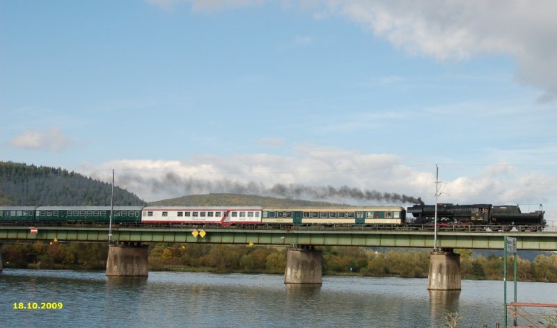Am 18 Oktober 2009 war die Dampflok 5519 mit dem Mosel-Saar-Express unterwegs. Weil sich im Bhf Saarburg sich keine Drehscheibe befindet, musste rckwrtsgefahren werden. Hier auf der Moselbrcke Konz.