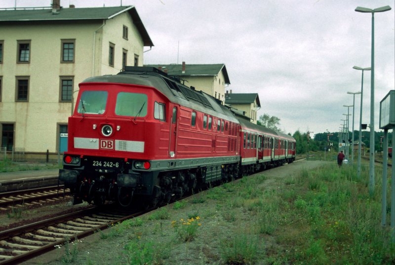 Am 18. September 2002 wartet 234242 in Ebersbach auf die Rueckfahrt nach Goerlitz ueber Loebau.