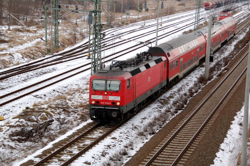 Am 18.01.09 zieht 143 928 die RB nach Halle(S) Hbf aus Bitterfeld ihrem Fahrtziel entgegen.