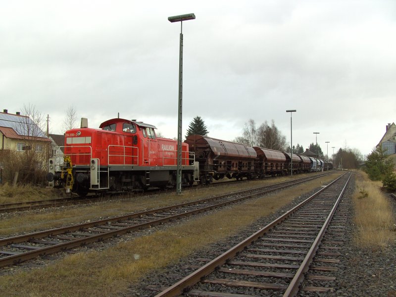 Am 18.01.2008 wartet 294 898 mit einem schweren Gterzug darauf, dass sie nach Amberg fahren darf. (Hirschau, Strecke Amberg-Schnaittenbach)
