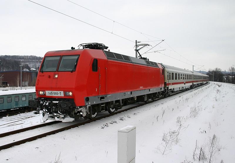 Am 18.02.05 durchfhrt 145 066-7 mit IC 2152 nach Nrnberg Freital-Hainsberg.