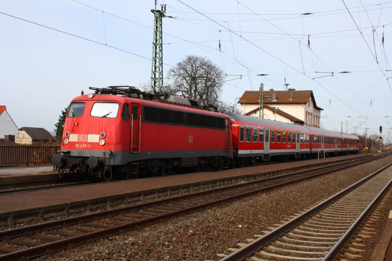 Am 18.03.09 hatte auch 110 437-1 Dienst und fhrt mit ihrer RB weiter Richtung Frankfurt/Main, hier in Lang Gns.