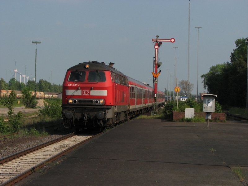 Am 18.05.07 erreicht 218 210 mit ihrem RE aus Hamburg-Harburg den Zielbahnhof Cuxhaven. 