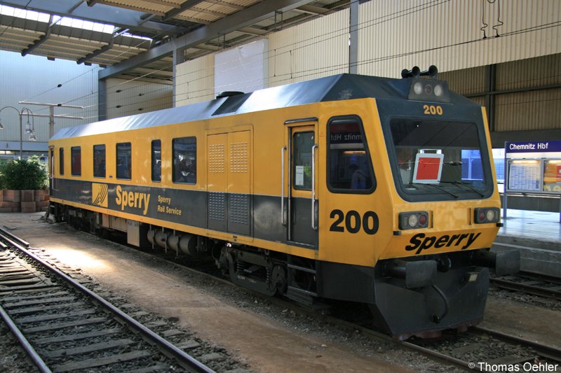 Am 18.05.07 stand dieses Ultraschallschienenprffahrzeug von Sperry Rail Service abgestellt im Chemnitzer Hbf. Dazu ein paar Daten:
Eigengewicht: 58t; Nutzlast: 6t; Zulssige Personenzahl: 6; Hchstgeschwindigkeit: 90 km/h; Schienenprfgeschwindigkeit: max. 50 km/h