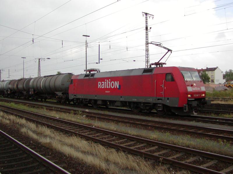 Am 18.06.2005 durchfuhr 152 047-7 Aschaffenburg Hbf.