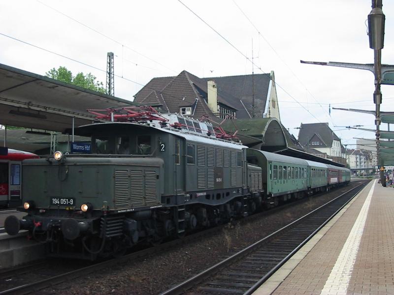 Am 18.06.2005 zog die 194-051 den Pikosonderzug nach Sonneberg hier von der anderen Seite.