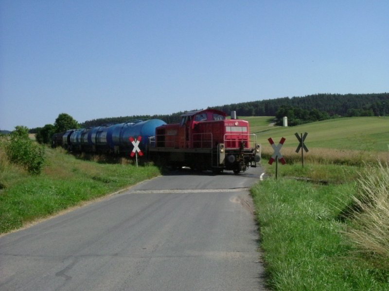 Am 18.07.2006 berquerte 294 631 mit einem Gterzug auf dem Weg nach Amberg den B bei Burgstall.