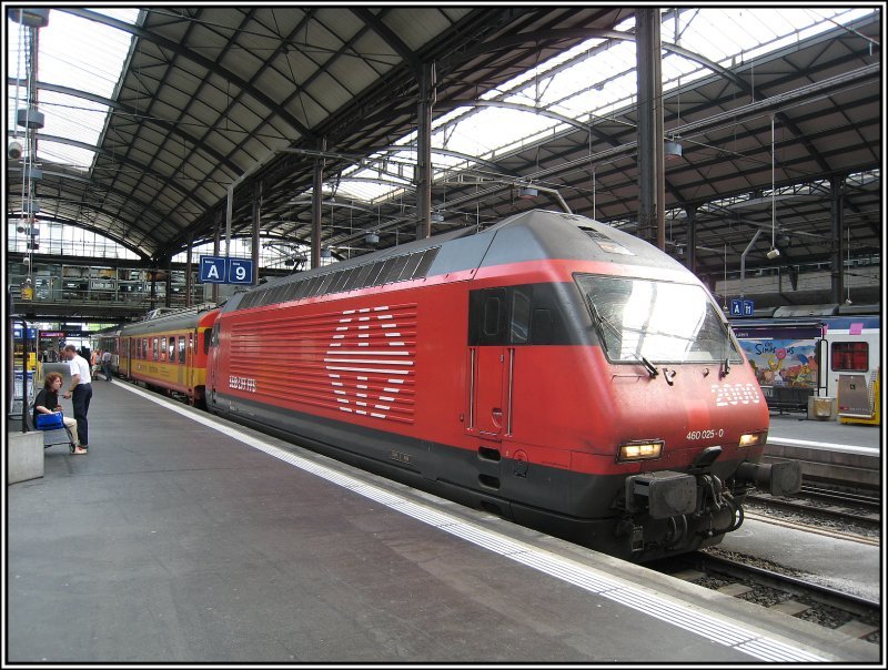 Am 18.07.2007 stand Re 460 025 mit einem Messzug im Bahnhof von Luzern.