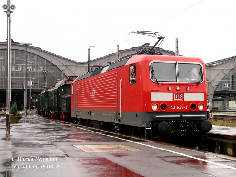Am 18.08.06 steht 143 639 in Leipzig Hbf zur Abfahrt bereit, um mit einem Zwischenstopp in L-Plagwitz nach Lutherstadt Wittenberg zum Bw-Fest zu fahren. Am Haken hat sie die sonst am Museumsbahnsteig abgestellten E-Loks E94 056, E44 044 u. E04 01.