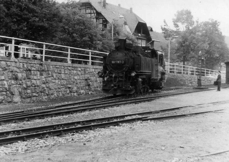 Am 18.08.1982 konnte ich diese Aufnahme von 99 1787-3 im Bahnhof Kipsdorf beim Wasserfassen machen. Leider ist die Bahn durch die Jahrhunderflut zerstrt und man kann nur hoffen, da die Bahn bald wieder komplett aufgebaut ist.