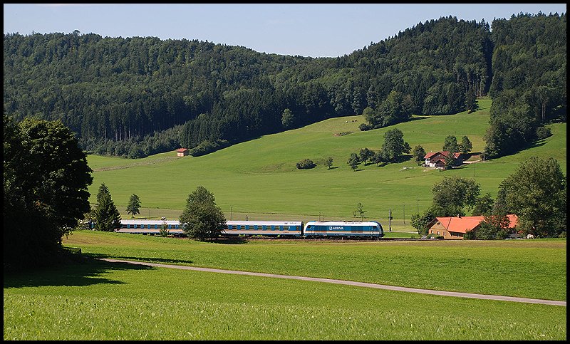 Am 18.08.2008 entstand diese Aufnahme einer 223er mit ihrem Zug nach Mnchen Hbf bei Ellenberg.
