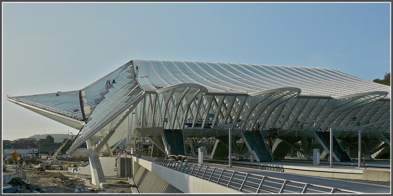 Am 18.09.09 soll die Einweihungsfeier des Bahnhofs Li�ge Guillemins stattfinden. Deshalb wird noch emsig gearbeitet, wie man auf dem Dach links im Bild sehen kann. 30.09.09 (Hans)