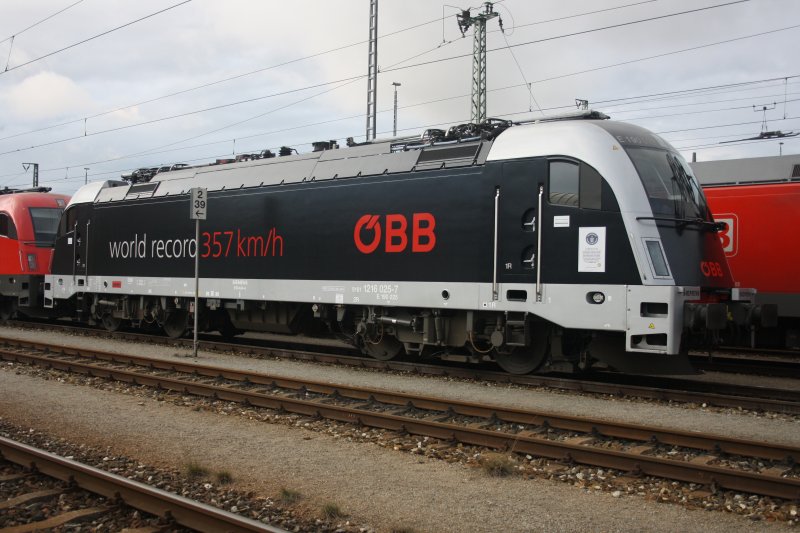 Am 18.10.09 kam die 1216 025-7  World Record  nach M�nchen - Nord. Neu zu sehen an der T�r ein  Certificate  von  Guinnes World Records .