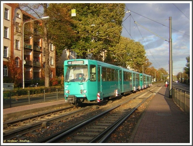 Am 18.10.2007 fuhr der 12. Zug der Linie U5 zum Hauptbahnhof mit den Ptb-Triebwagen 739 und 744 in die Station Marbachweg/Sozialzentrum ein, bestens von der Herbstsonne ins Licht gesetzt.