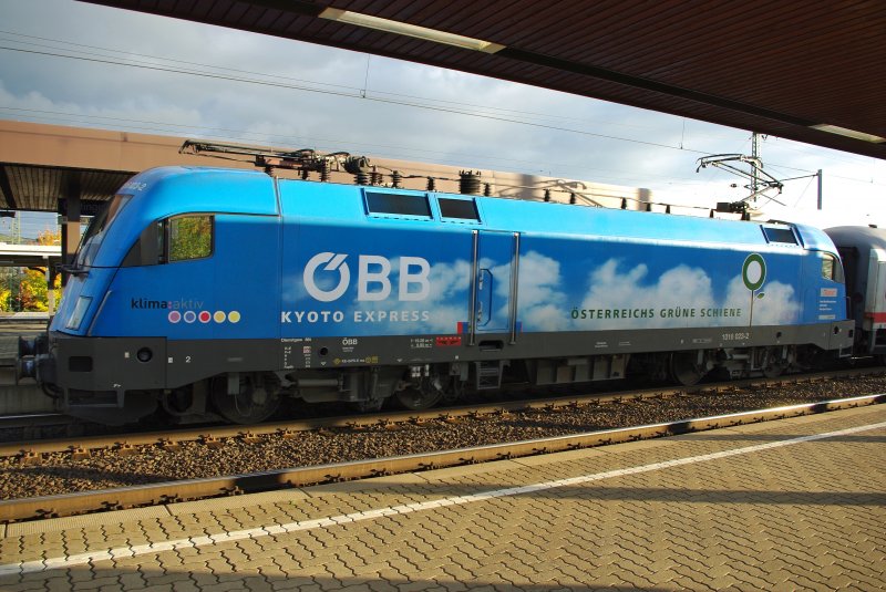 Am 18.10.2009 war mal wieder eine �sterreicherin auf den Weg in den hohen Norden Deutschlands. 1016 023-2  Kyoto Express  am IC K�nigsee. Hier in G�ttingen.