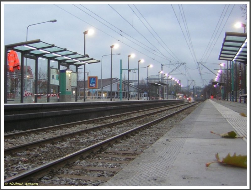 Am 18.11.2007 war die modernisierte Station Sandelmhle an der Strecke der U2 vom Sdbahnhof nach Bad Homburg-Gonzenheim fast fertig. Im Hintergrund waren die Arbeiter noch mit Schleifarbeiten am Bahnbergang beschftigt, einer hatte seine Arbeitskleidung an der neuen Wartehalle aufgehngt. An den Sulen der dynamischen Fahrgastinformation ragten die Trger aber noch leer in den Himmel. Die Arbeiten begannen am 10.09.2007, whrend des Umbaus war die Station gesperrt und wurde von der Linie U2 nicht angefahren. Eine Woche nach der Aufnahme, am 25.11.2007, hielten die Zge der U2 dann erstmals wieder an der fahrgastfreundlicher gestalteten Station.
