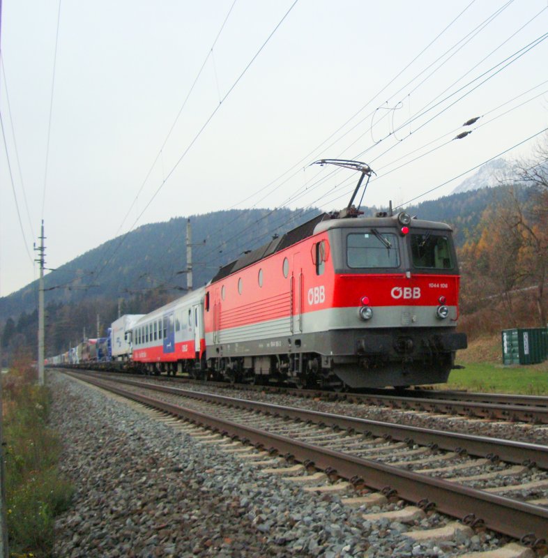 Am 18.11.2008 leistete die BR 1144 106 an einer RoLa Schubdienst zum Brenner, aufgenommen bei Terfens-Weer.