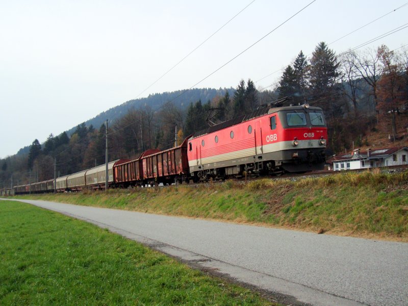 Am 18.11.2008 war die BR 1144 220 mit einem GZ bei Terfens-Weer unterwegs.