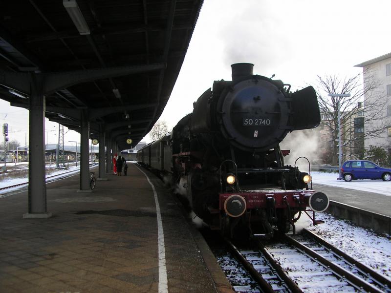 Am 18.12.05 fanden auf der Enztalbahn die Nikolausdampfzugfahrten der Ulmer Eisenbahnfreunde statt. Hier steht 050-2740 zur Abfahrt nach Bad Wildbad in Pforzheim HBF bereit.