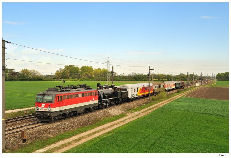Am 18.4.2009 wurde die 180.01 vom Eisenbahnmuseum in Strasshof ins Sdbahnmuseum in Mrzzuschlag berstellt. Zuglok war 1142 707. Hier das Gespann als SGAG 97840 bei Wampersdorf.