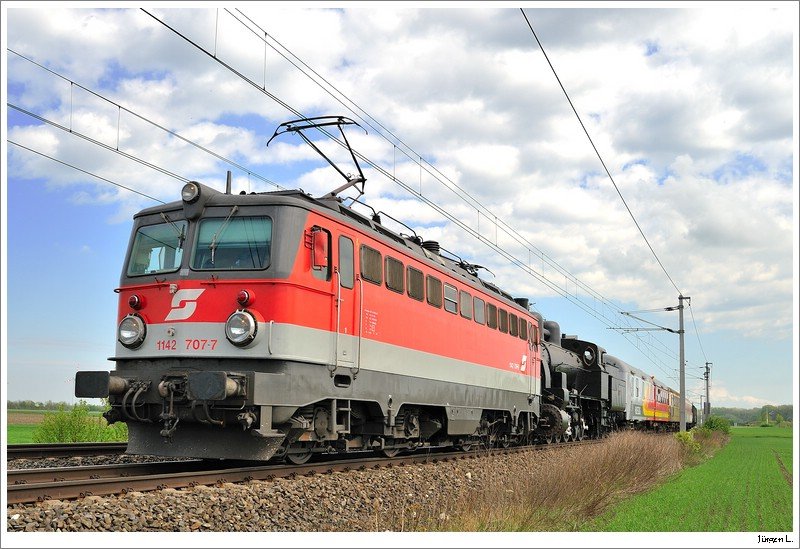 Am 18.4.2009 wurde die 180.01 vom Eisenbahnmuseum in Strasshof ins Sdbahnmuseum in Mrzzuschlag berstellt. Zuglok war 1142 707. Hier das Gespann als SGAG 97840 bei Ebenfurth. Froschperspektive.