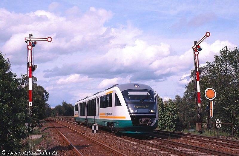 Am 18.5.'03 passiert VT 12 der Vogtlandbahn die sdlichen Einfahrsignale von Nabburg in Richtung Regensburg.