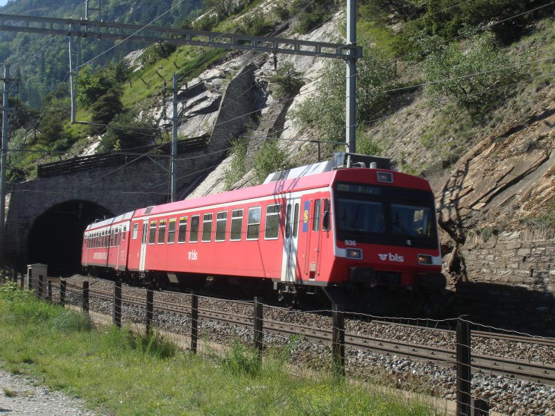 Am 18.5.2007 kam der Regio Goppenstein-Brig, bestehend aus einem RBDe 566 NPZ soeben aus dem Schluchitunnel.