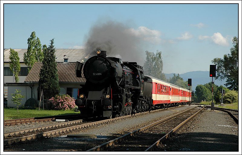 Am 18.5.2007 wurden auf der GKB zwei planmige Regionalzge mit Dampfloks bespannt. Den Anfang am Vormittag machte 52.4984, die den R 8555 von Graz nach Wies-Eibiswald bespannte. Die Aufnahme entstand bei der Einfahrt in Premsttten-Tobelbad.