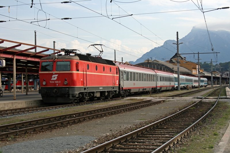 Am 18.8 konnte man die 1044.120 mit EC315 bei der Ausfahrt aus den Salzburger Hbf. sichten. 