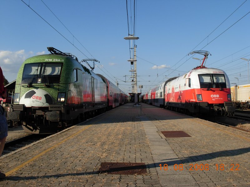 Am 18.8.2008 bekam man im Bahnhof Retz immer wieder EM-Sonderloks im Doppelpack, noch dazu auf benachbarten Bahnsteigen, zu Gesicht, so wie auf diesem Foto die L�nderlok 1116 264-1 und die Polen-Lok.