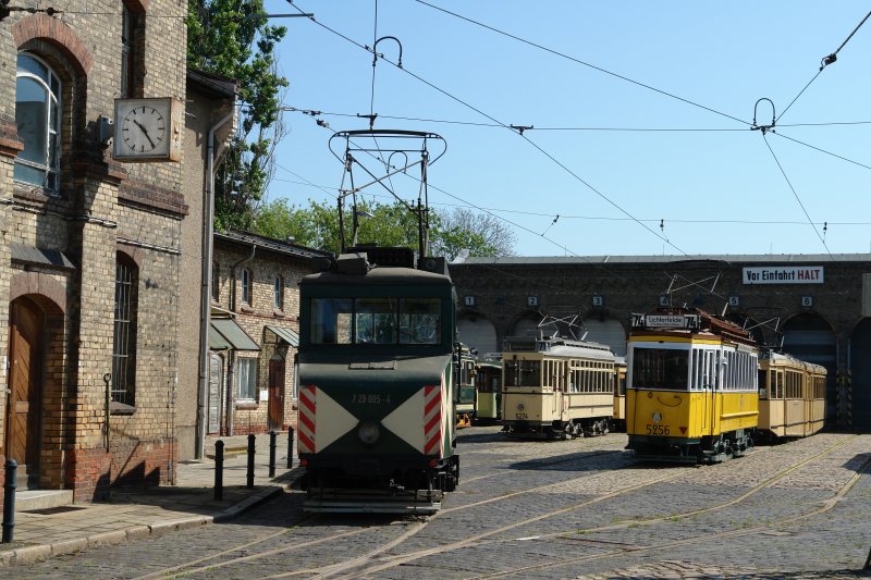 Am 19. und 20. Mai 2007 fand bei sch�nstem Wetter der Tag der offenen T�r im Betriebshof Niedersch�nhausen im Bezirk Pankow statt. Dort haben alle historischen Fahrzeuge der Berliner Stra�enbahn einen Unterschlupf gefunden. Kurz bevor die Tore f�r die Besucher �ffneten, hatte man als Fotograf die M�glichkeit, von der Stra�e aus durch den Zaun die ausgestellten Fahrzeuge zu fotografieren. (19.05.07)