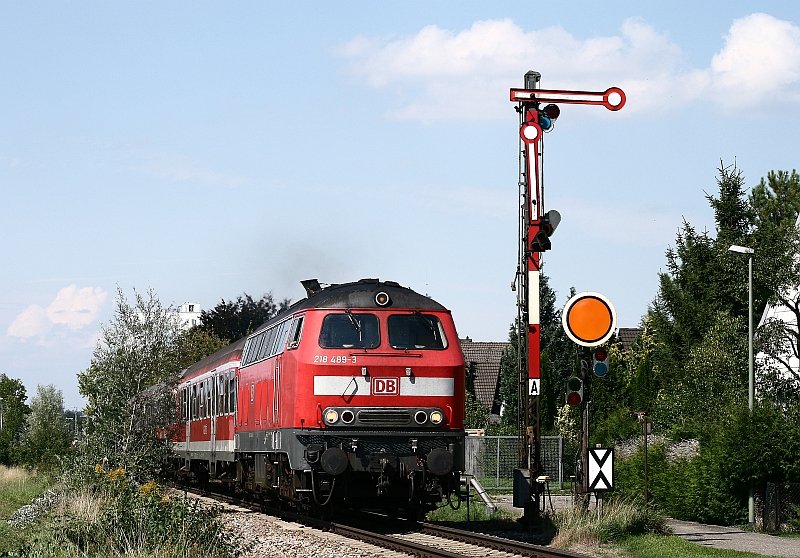 Am 19. August 2008 befrdert die in Kempten beheimatete 218 489 den RE 32715 von Ulm nach Kempten (Allgu). Die Aufnahme entstand am Einfahrtssignal von Illertissen.