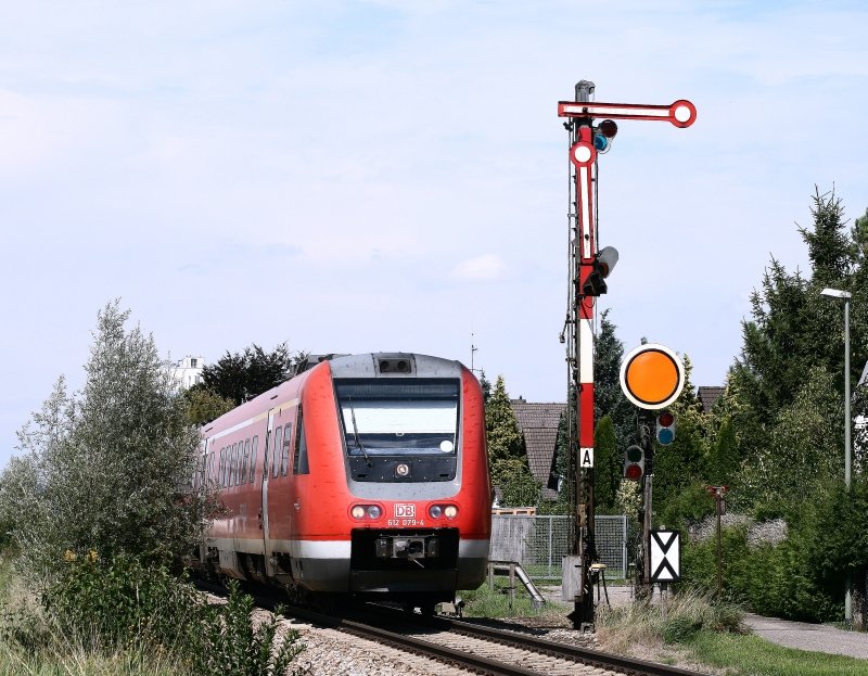 Am 19. August fhrt ein von 612 079 angefhrtes 612-Doppel als RE 3991 nach Rthenbach (Allgu) bzw. als RE 3941 nach Oberstdorf von Ulm kommend bei Illertissen in Richtung Memmingen.