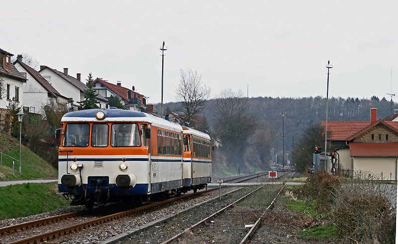 Am 19. Mrz 2009 beschleunigt der 1969 gebaute MAN VT 9 der SWEG Waibstadt als SWE 70758 nach Meckesheim aus Waibstadt heraus. Als Steuerwagen diente der 51 Jahre alte VS 142, von dessen lheizung auch der Nebel hinter dem Triebzug stammt.