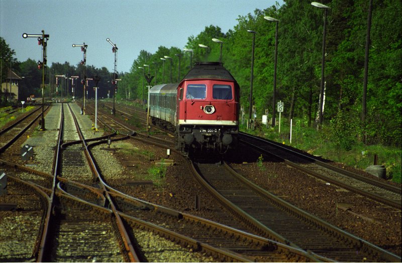 Am 19. Mai 1999 faehrt 234 551-0 mit RB8544 aus Zittau in Dresden Klotzsche ein.