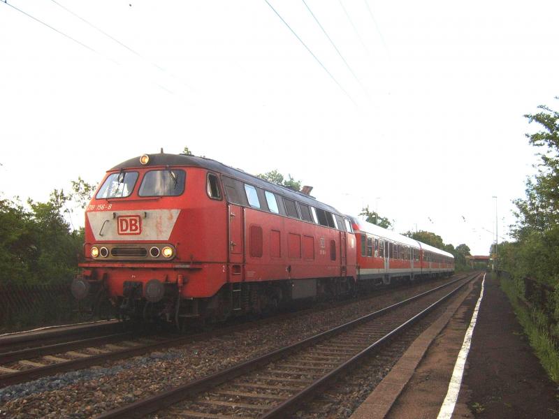 Am 19. Mai 2006 hatte die BR 218 156-8 Einfahrt in Hofen(b Aalen). Schn daran ist noch das alte Ltzchen und die orientrote Farbe. Eigentlich wird die Strecke Crailsheim-Ulm heute normalerweise nur von BR 650ern bedient. Es kommt auch vor, dass 628er dasselbe tun. Fnf Monate lang bedienten die 218er (jeden Tag immer eine Andere) unsere Strecke.