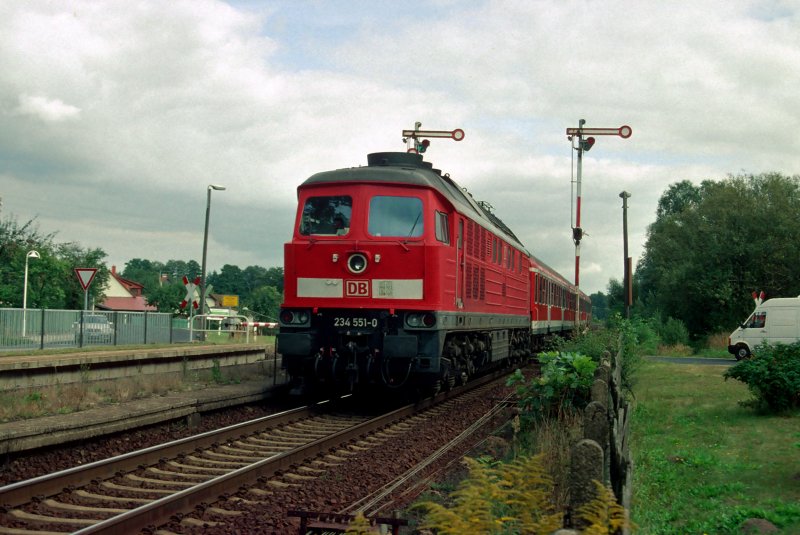 Am 19. September 2002 faehrt 234551 mit einer Regionalbahn in Kiltten ein.