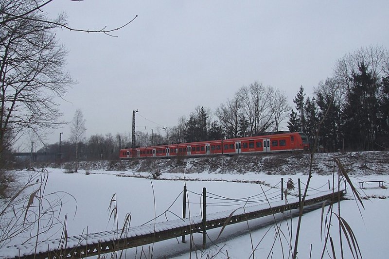 Am 19.02.2009 verl��t ein 425 den Bahnhof G�nzburg in Richtung Augsburg.