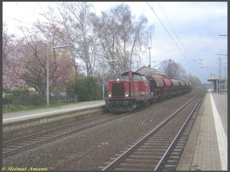 Am 19.03.2007 durchfuhr 212 024 der PE Cargo mit sechs Schotter-Selbstentladewagen am Haken den Bahnhof Kriftel.