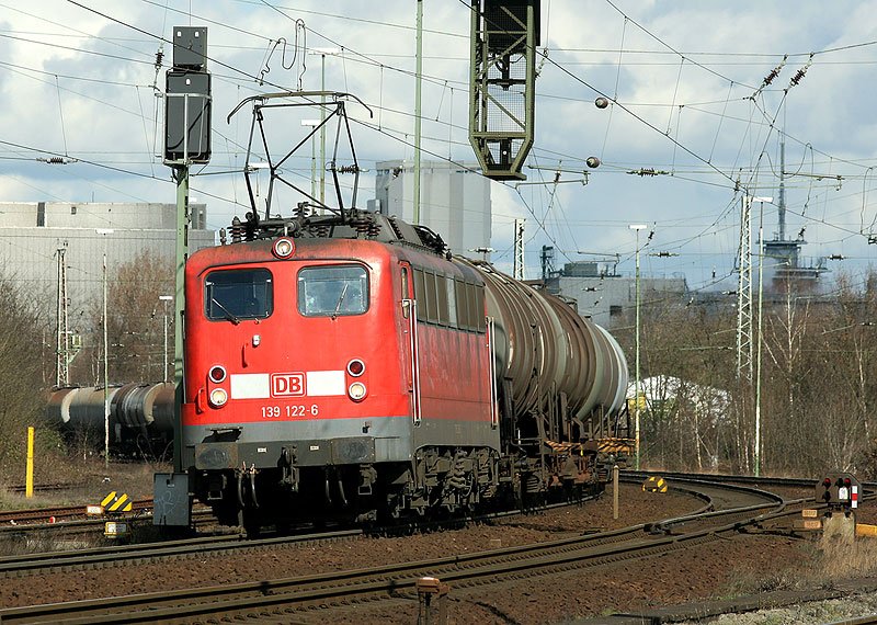 Am 19.03.2008 durchfhrt 139 122-6 den Bahnhof Bremen Neustadt mit einem Kesselwagenzug.