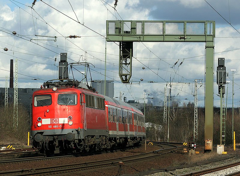 Am 19.03.2008 hat 110 466-0 mit einer Regionalbahn soeben den Bahnhof Bremen Neustadt verlassen.