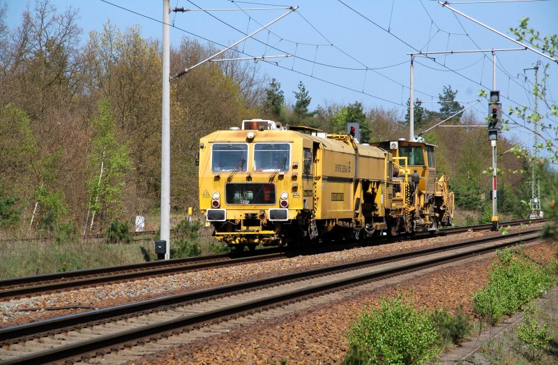 Am 19.04.09 fahren eine Stopfmaschine und eine Profiliermaschine durch Burgkemnitz Richtung Halle/Leipzig.