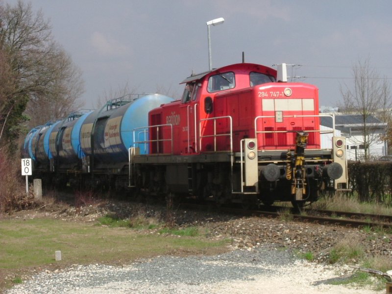 Am 19.04.2006 zieht 294 747 einige Flssigkaolinkesselwagen in den Bahnhof Hirschau. In Krze wird sie dort eintreffen. (Strecke Amberg-Schnaittenbach)