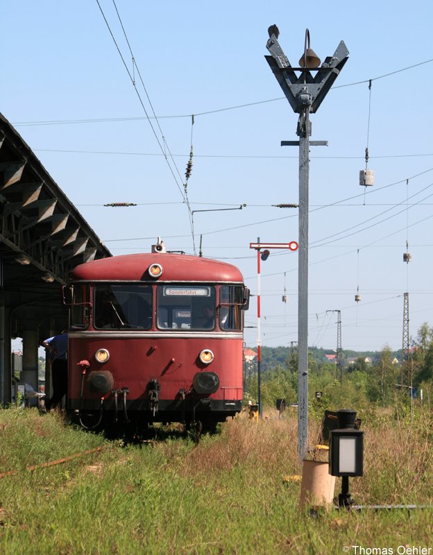 Am 19.05.07 fuhren Eisenbahnfreunde aus Bayern nach Schwarzenberg zum 15jhrigen Jubilum des dort ansssigen Eisenbahnmuseums. Zum Einsatz kam dazu der Uerdinger Schienenbus des DDM Neuenmarkt-Wirsberg. Hier eine Front-Aufnahme des VT im Chemnitzer Hbf.