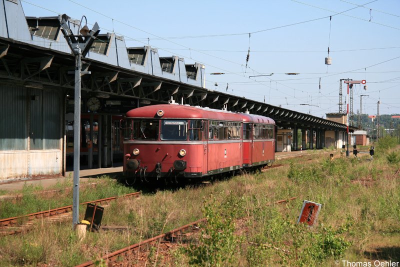 Am 19.05.07 fuhren Eisenbahnfreunde aus Bayern nach Schwarzenberg zum 15jhrigen Jubilum des dort ansssigen Eisenbahnmuseums. Zum Einsatz kam dazu der Uerdinger Schienenbus des DDM Neuenmarkt-Wirsberg. Im Chemnitzer Hbf hatte der VT eine Stunde Aufenthalt, die mit Warten am Auenbahnsteig zugebracht wurde.